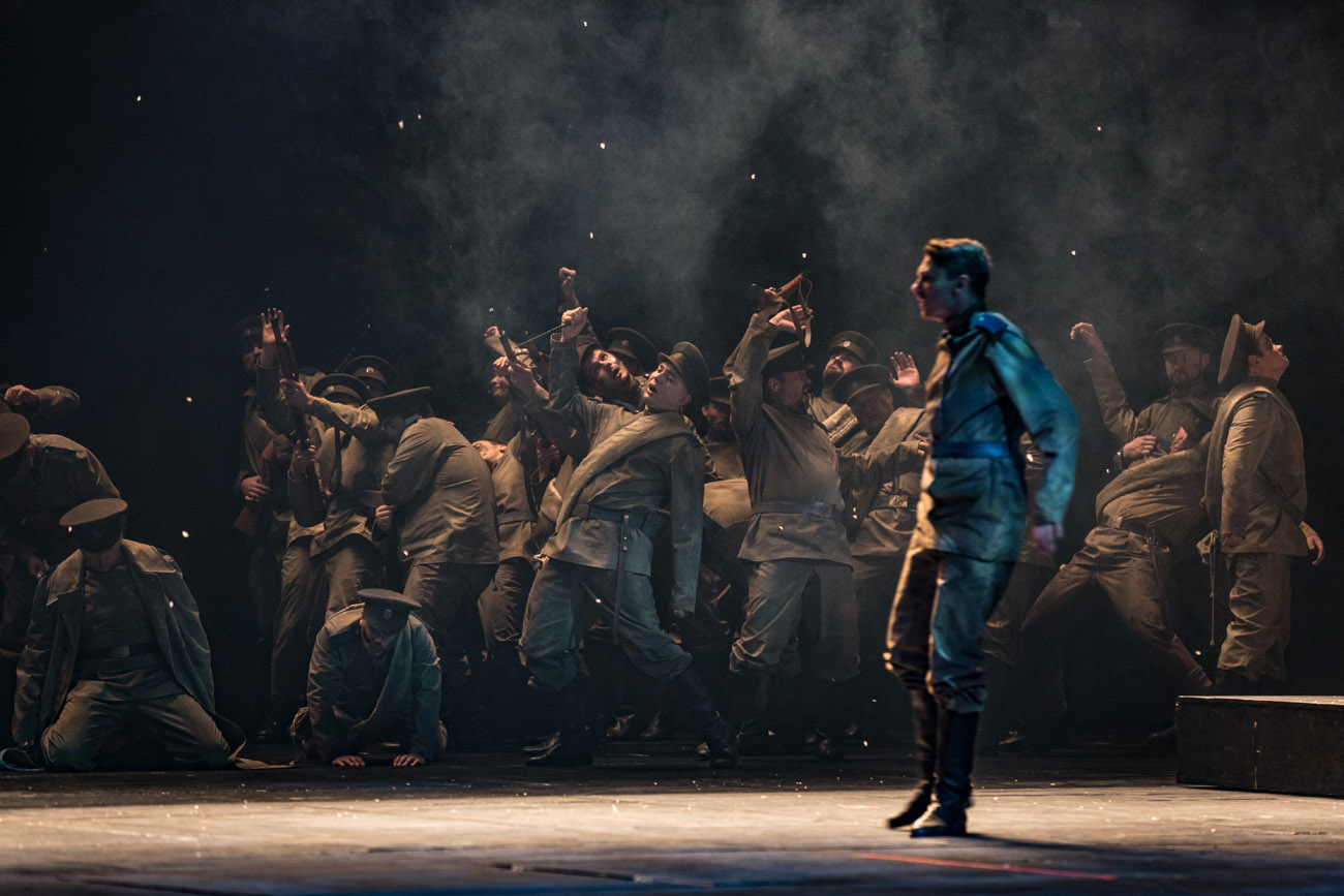 Na scenie kilkanastu mężczyzn w mundurach. Większość słania się