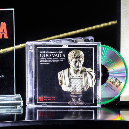 na fortepianie stoi szklana statuetka ICMA2018, obok płyta CD z muzyką Quo Vadis
